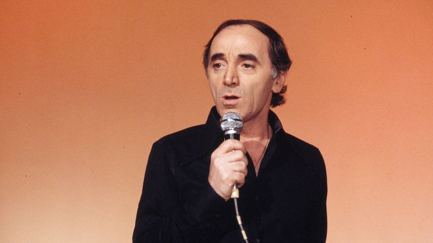 Charles Aznavour chante lors de l'émission "Numéro Un" qui lui est consacrée en février 1978