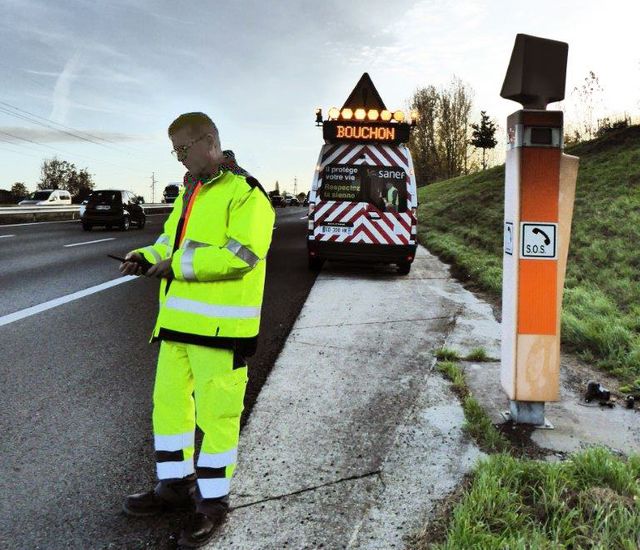 L'un des salariés des sociétés d'autoroute qui risquent à tout moment d'être écrasés par un chauffeur distrait