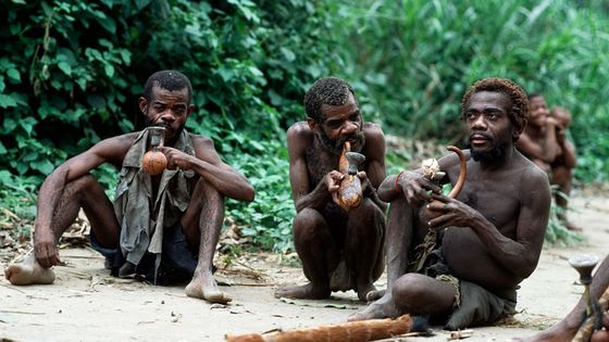 Groupe de pygmés fumant de la marijuana. Ouganda. Mars 2016 ©Getty - Getty / DeAgostini