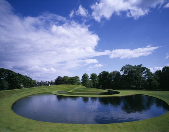 Le jardin du Scottish National Gallery of Modern Art. Lake and Terracing, réalisé par l’architecte Charles Jencks.