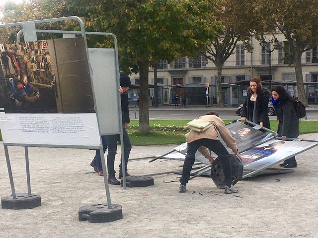 Des habitants de Grenoble remettant en place l'exposition