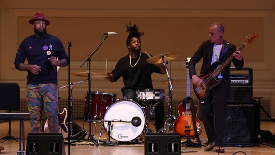 Talib Kweli et Flea sur scène lors du concert de Pathway To Paris au Carnegie Hall le 5 novembre 2017 à New York ©AFP - Kevin Kane / GETTY IMAGES NORTH AMERICA