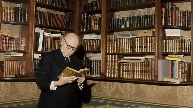 Jean Rostand dans sa maison de Ville d'Avray - 1970