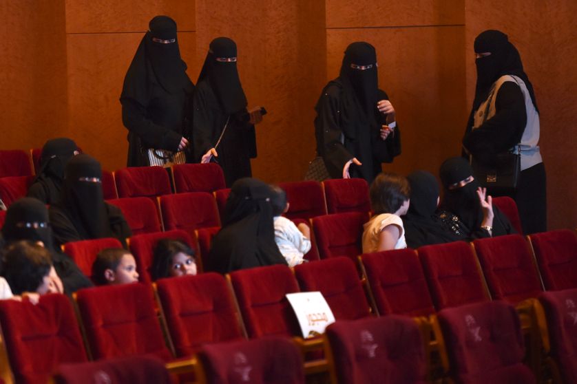 Des femmes saoudiennes arrivent pour regarder des courts-métrages saoudiens lors du festival "Short Film Compétition 2" le 20 octobre 2017 au King Fahad Culture Center à Riya.