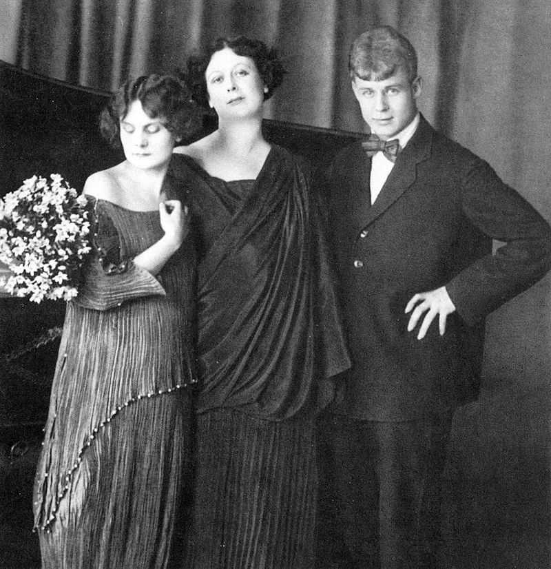Sergei Yesenin , Isadora Duncan et sa fille adoptive Irma, 1922. Irma et Isadora portent des robes Delphos de Mariano Fortuni.