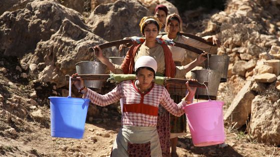 Proteuses d'eau, extrait du film "La Source des Femmes" de Radu Mihaileanu (2011), ©AFP - Julian Torrès