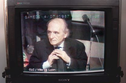 Le procès de Klaus Barbie en 1987 à Lyon est diffusé, le 15 octobre 1992, aux journées "Resistance et Déportation" à la hall Tony-Garnier de Lyon Le procès de Klaus Barbie en 1987 à Lyon est diffusé, le 15 octobre 1992, aux journées "Resistance et Déportation" à la hall Tony-Garnier de Lyon