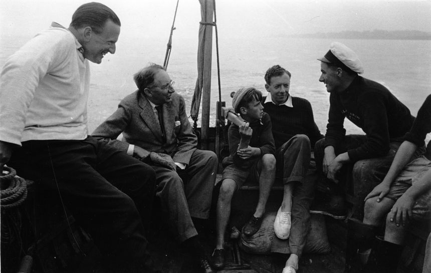 Benjamin Britten sur un bâteau en compagnie d' Edward Morgan Forster et de Peter Pears, 1949