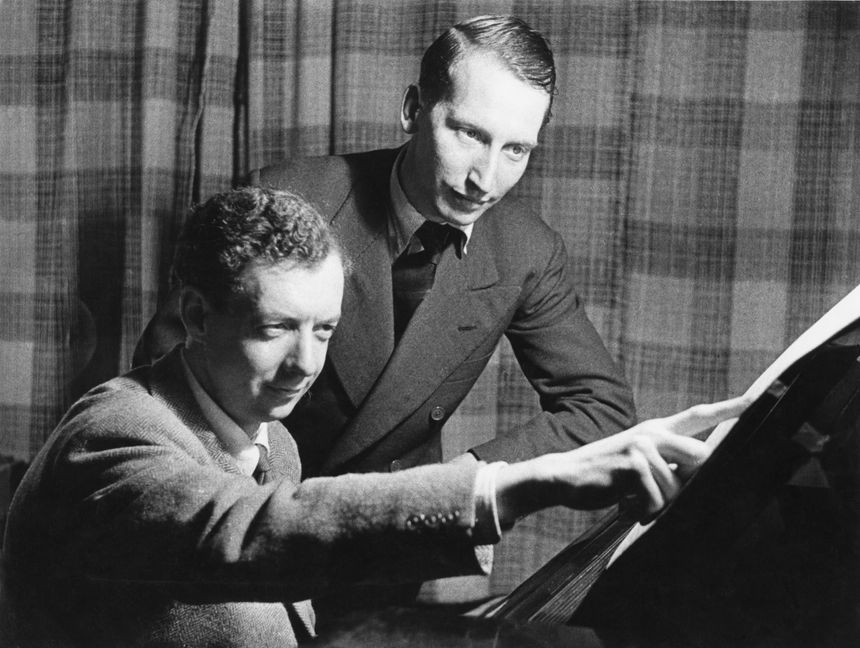 Britten discutant de l'arrangement de Peter Grimes avec Eric Crozier, metteur en scène de cet opéra et l'un des principaux librettistes de Britten, juin 1945.