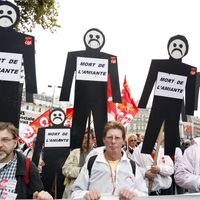 Des personnes manifestent le 13 octobre 2007 à Paris, pour une meilleure indemnisation des victimes d'accidents du travail et de maladies professionnelles, et contre les franchises médicales.