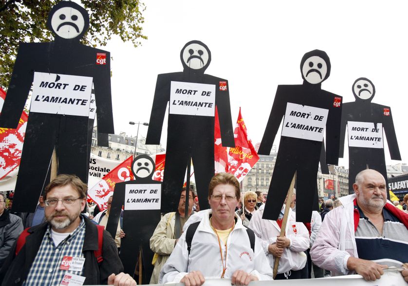 Des personnes manifestent le 13 octobre 2007 à Paris, pour une meilleure indemnisation des victimes d'accidents du travail et de maladies professionnelles, et contre les franchises médicales.