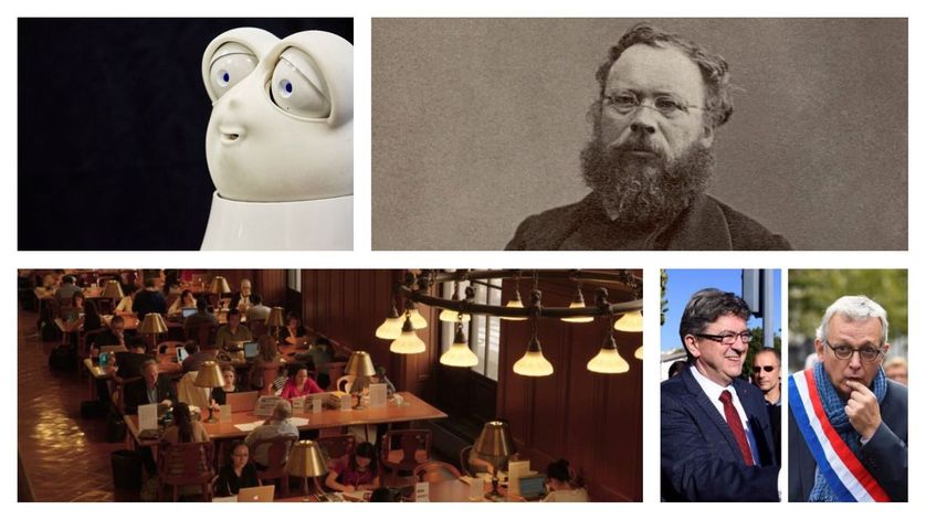 Un robot, Proudhon, une bibliothèque et des figures de la gauche française.