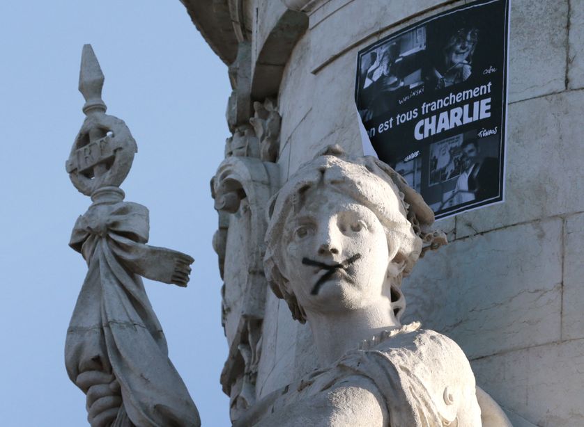 Une croix barre la bouche de la statue de Marianne de la place de la République, à Paris, le 11 janvier 2015.