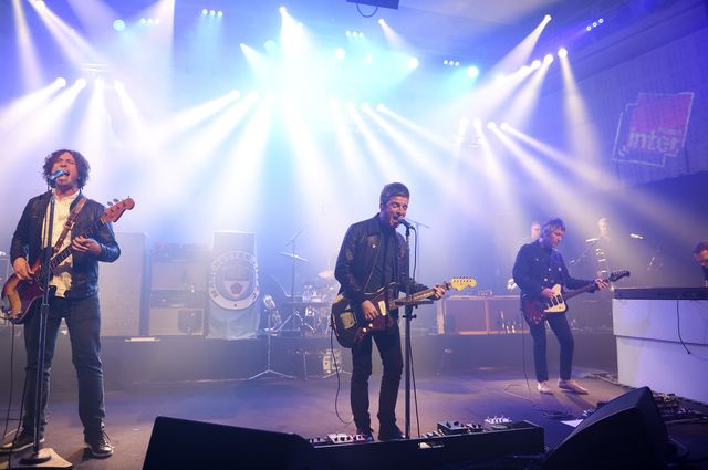 Au total 12 personnes sur scène pour accompagner le king de Manchester
