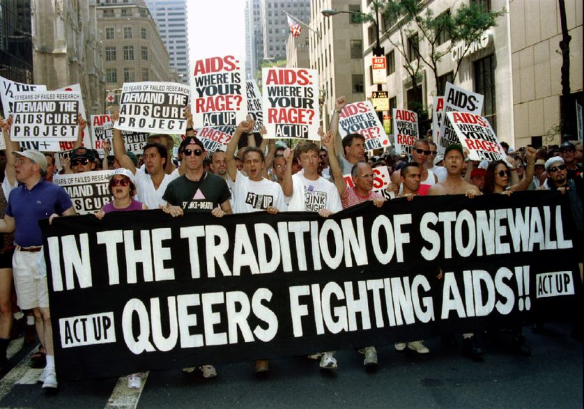 Juin 1994, à Manhattan : les militants d'Act Up défilent à l'occasion du 26e anniversaire de la révolte de "Stonewall" contre la répression policière et les arrestations arbitraires dans les bars du Greenwich Village