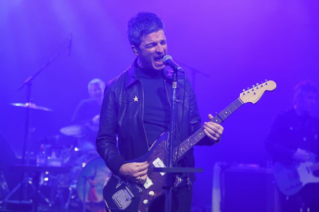 e roi Noel pousse la chansonnette comme personne