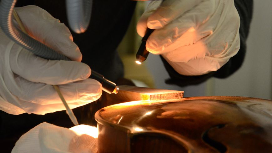 Restauration d'un violon Stradivarius au laboratoire du musée de la musique