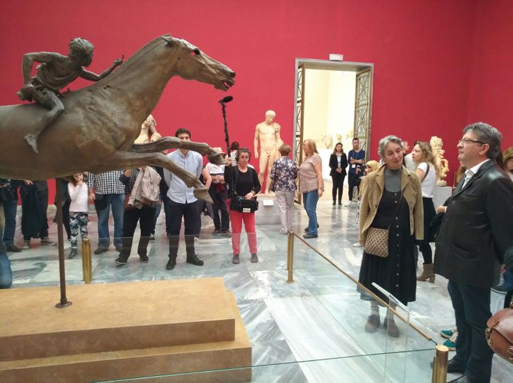 Jean-Luc Mélenchon fin octobre dernier au musée archéologique d'Athènes face au célèbre cavalier jockey d'Artémision (140 av JC)
