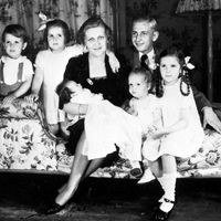 1936, Magda Goebbels, epouse de Joseph Paul Goebbels, entouree de cinq de ses six enfants
