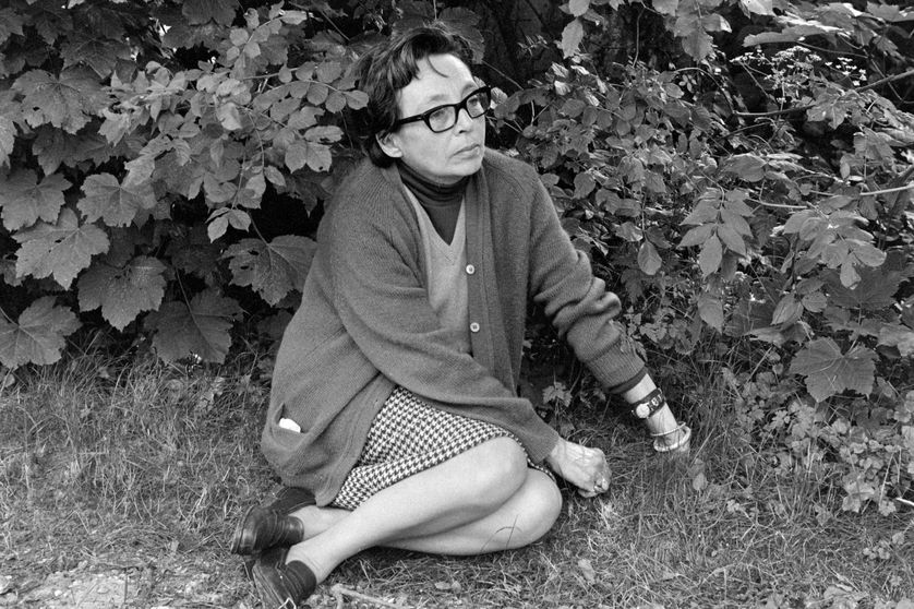 Marguerite Duras lors du tournage de son film "Détruire dit-elle", dans le parc du château de Mesnil-sur-Opton à Boutigny Prouais le 01/06/1969.