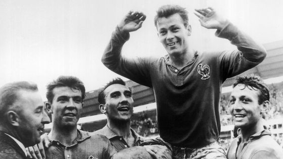 Les joueurs français Douis, Lerond, Fontaine et Vincent à la fin d'un matche de la Coupe du Monde de football 1958 ©Getty - Keystone-France