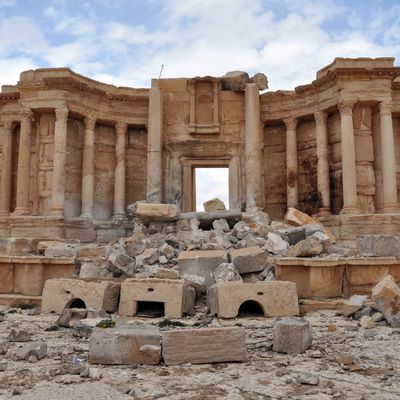 L'amphithéâtre romain du site de Palmyre en Syrie, en partie détruit par l'Etat islamique. Photo prise le 3 mars 2017, au lendemain de la reprise de la cité antique par l'armée syrienne appuyée par l'avion russe.