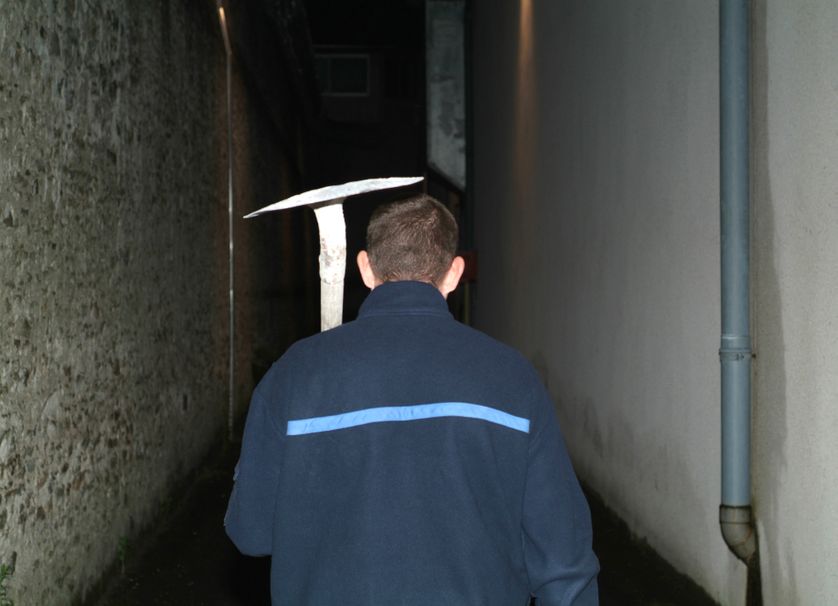 "Le surveillant à la pelle", (2017) 23,5 cm x 31,5 cm, photographie encadrée, sous verre