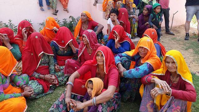 Les mamans qui attendent la sortie de leurs enfants, à Ashrol en Inde.