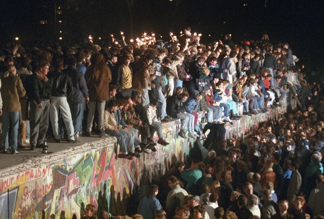 Célébration sur le mur de Berlin dans la nuit du 11 novembre 1989, deux jours après la chute du mur…