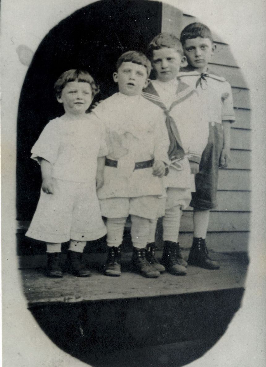 Jules (deuxième de gauche) avec ses frères Ben (à gauche), Irving et Lev (à droite)