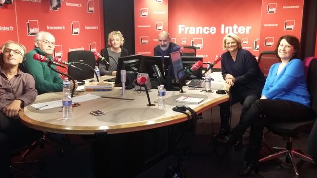 En studio, de gauche à droite : Hervé Pauchon, Albert Algoud, Juliette Arnaud, Daniel Morin, Marina Carrère d'Encausse, Isabelle Motrot