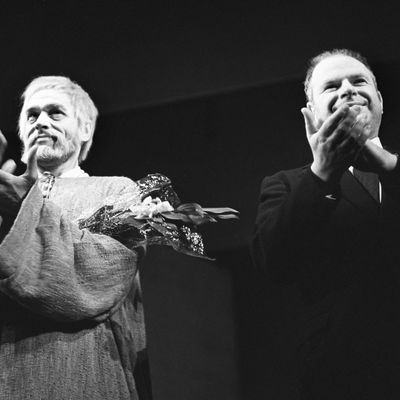 Le comédien Paul Scofield (à g.) et le metteur en scène Peter Brook (à dr.) à la fin de la représentation du "Roi Lear" le 02/04/1964 à Moscou.
