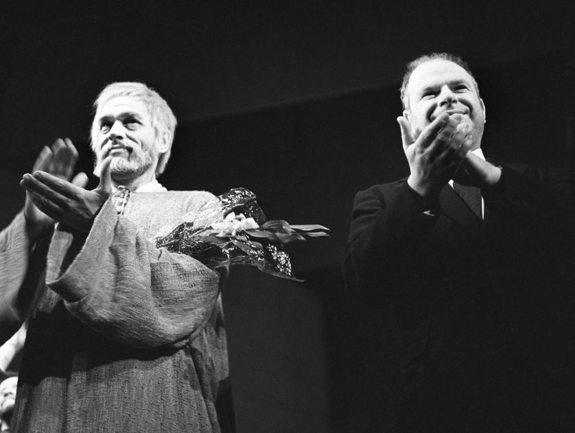 Le comédien Paul Scofield (à g.) et le metteur en scène Peter Brook (à dr.) à la fin de la représentation du "Roi Lear" le 02/04/1964 à Moscou.