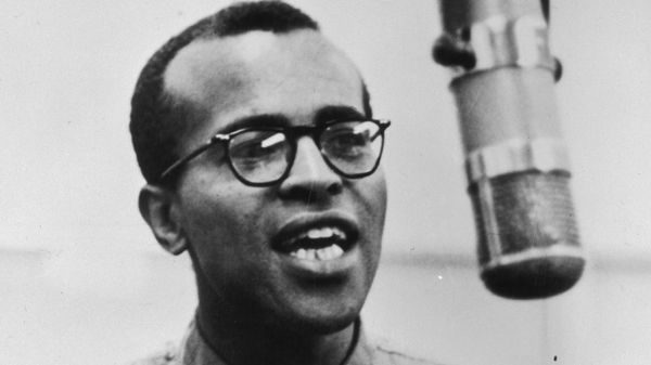 Jon Hendricks en 1955, en studio d'enregistrement.