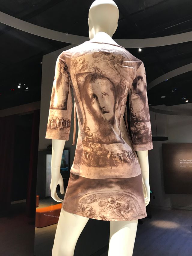 Costume présenté dans la section du musée "impact de la Bible dans le monde"