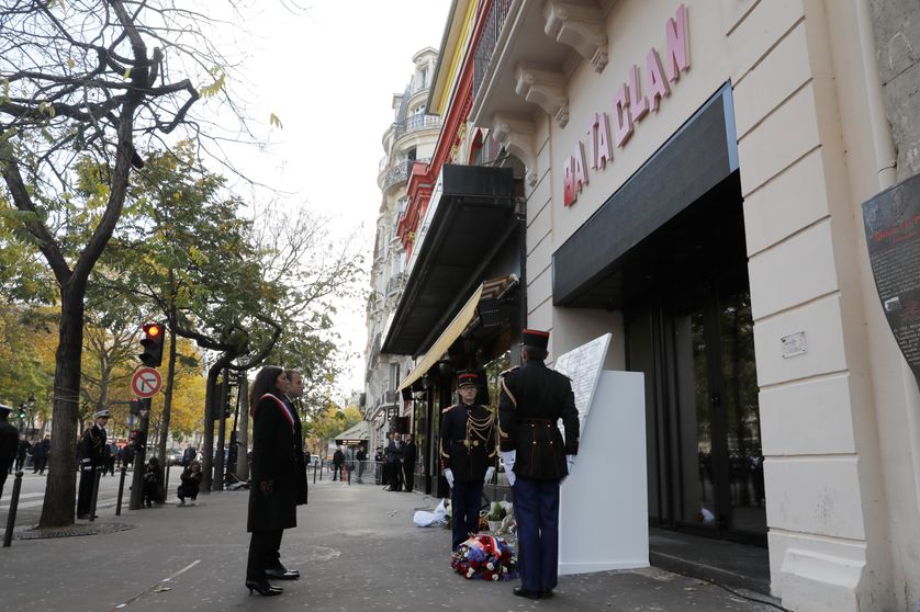 Emmanuel Macron et Anne Hidalgo devant le Bataclan ce lundi 13 novembre 2017
