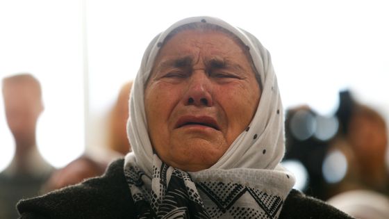 Un femme tombe en pleurs au moment de l'énoncé du verdict prononcé à La Haye (Pays-Bas) en écoutant la condamnation Ratko Mladic, dont elle suit la retransmission au mémorial Potocari, près de Srebrenica en Bosnie Herzegovine ©Reuters - Dado Ruvic