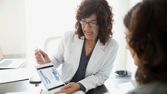 Les clichés sexistes subsistent dans le domaine de la santé, comme par exemple celui que les femmes seraient plus douillettes ©Getty - Hero Images
