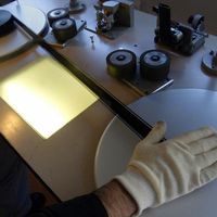 Employé visionnant un film dans l'une des salles du Centre de conservation et de recherche de la cinémathèque de Toulouse, 2004.