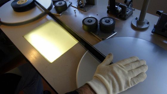 Employé visionnant un film dans l'une des salles du Centre de conservation et de recherche de la cinémathèque de Toulouse, 2004. ©AFP - AFP PHOTO ERIC CABANIS