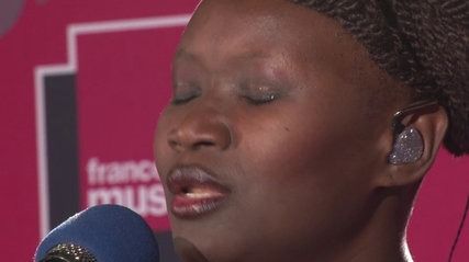 Julia Sarr interprète "Jem Kanam" extrait de l'album "Daraludul Yow". Enregistré le 17 octobre 2014 au studio 107 de la Maison de la Radio, dans le cadre de la "Matinale culturelle".
