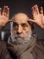 Portrait du sculpteur César en 1997.