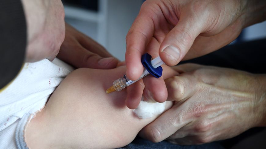 Après de vifs débats de plusieurs mois, le passage de trois à onze vaccins obligatoires prendra effet lundi 1er janvier.