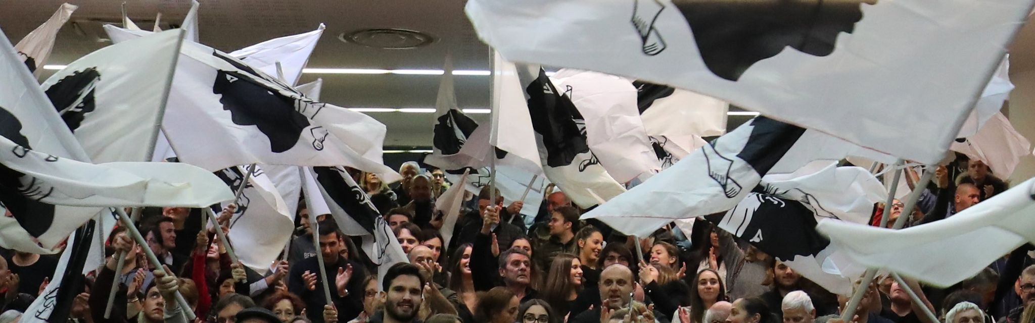 Des partisans de l'indépendance Corse lors d'un meeting de campagne des élections territoriales, dont le second tour a lieu le 10 décembre 2017.