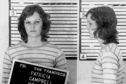 L'héritière Patty Hearst pendant son arrestation par le FBI le 18 septembre 1975 à San Francisco, Californie. L'héritière Patty Hearst pendant son arrestation par le FBI le 18 septembre 1975 à San Francisco, Californie.