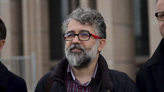 Erol Önderoglu est accusé de “propagande terroriste” pour avoir soutenu une campagne de solidarité avec le quotidien kurde Özgür Gündem. ©AFP - Yasin Akgul