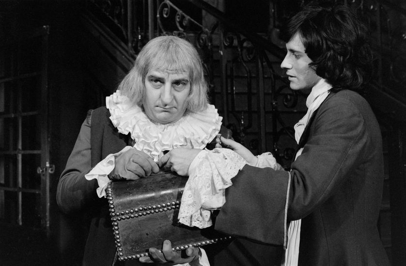 Michel Aumont et Francis Huster dans "L'Avare" de Molière, mise en scène par Jean-Paul Roussillon et réalisée par René Lucot, le 20/07/1973.