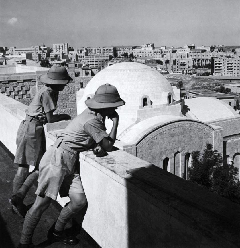 29 novembre 1947 : la résolution 181 de l'ONU décrète la partition de la Palestine en deux états, un juif et un arabe, tandis que Jerusalem restait sous contrôle international. Ici, deux soldats britanniques observent les nouvelles constructions
