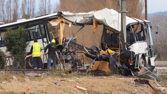 Les secours autour du car coupé en deux au lendemain de l'accident de Millas ©AFP - RAYMOND ROIG / AFP