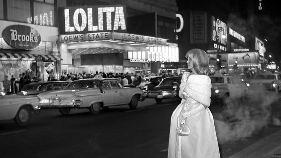 Sue Lyon devant un cinéma qui joue Lolita à Broadway en 1962 ©AFP